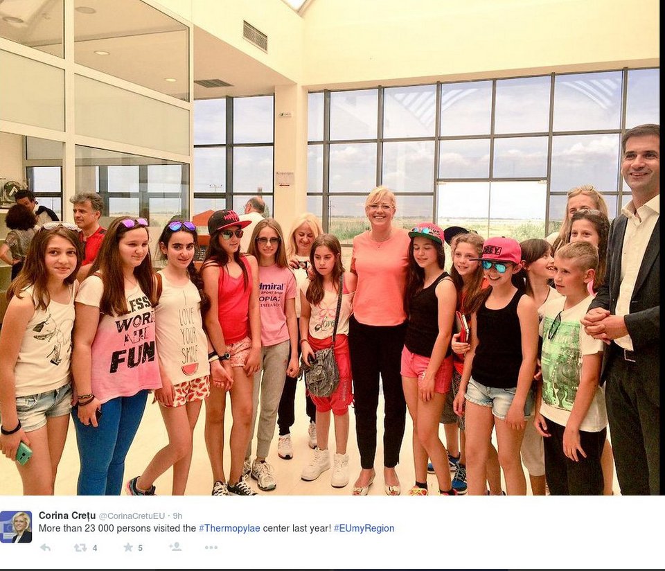 Στις Θερμοπύλες Ευρωπαία Επίτροπος -Εκστασιασμένη στο Twitter [εικόνες] | iefimerida.gr 1
