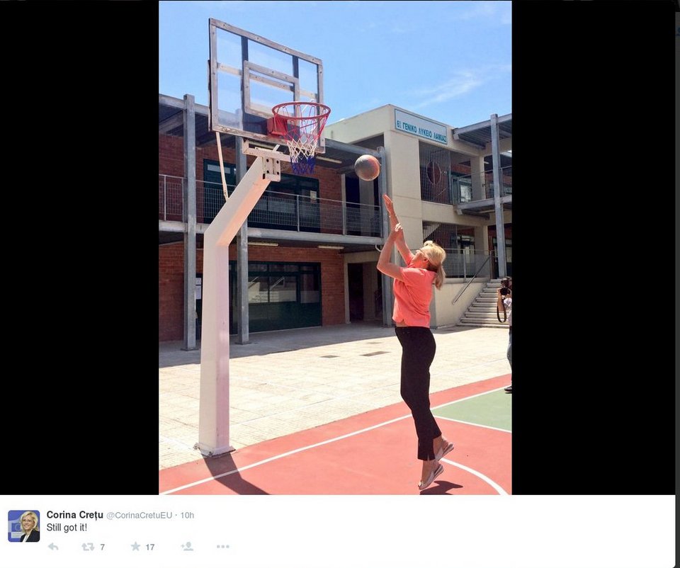 Στις Θερμοπύλες Ευρωπαία Επίτροπος -Εκστασιασμένη στο Twitter [εικόνες] | iefimerida.gr 2