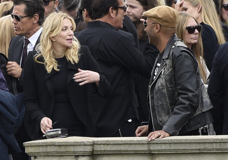 Διάσημοι και φαν του Κρις Κορνέλ είπαν το τελευταίο «αντίο» στον τραγουδιστή -Μπραντ Πιτ, Κρίστιαν Μπέιλ ήταν εκεί [εικόνες] | iefimerida.gr 2