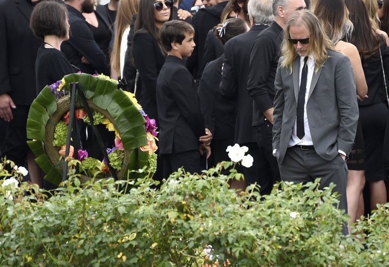 Διάσημοι και φαν του Κρις Κορνέλ είπαν το τελευταίο «αντίο» στον τραγουδιστή -Μπραντ Πιτ, Κρίστιαν Μπέιλ ήταν εκεί [εικόνες] | iefimerida.gr 0