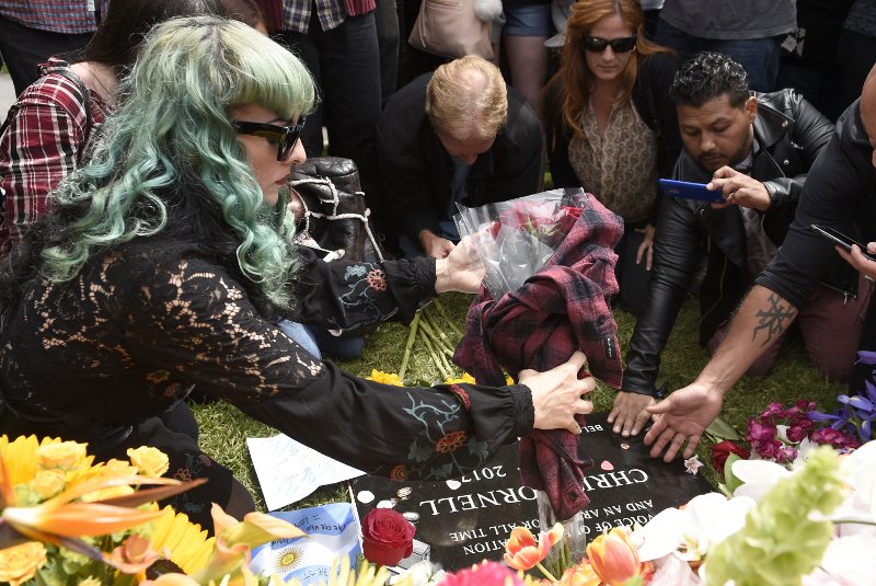 Διάσημοι και φαν του Κρις Κορνέλ είπαν το τελευταίο «αντίο» στον τραγουδιστή -Μπραντ Πιτ, Κρίστιαν Μπέιλ ήταν εκεί [εικόνες] | iefimerida.gr 3