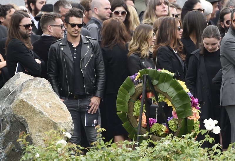 Διάσημοι και φαν του Κρις Κορνέλ είπαν το τελευταίο «αντίο» στον τραγουδιστή -Μπραντ Πιτ, Κρίστιαν Μπέιλ ήταν εκεί [εικόνες] | iefimerida.gr 7