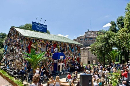 Απίστευτο ξενοδοχείο από σκουπίδια στη Μαδρίτη [εικόνες] | iefimerida.gr 1