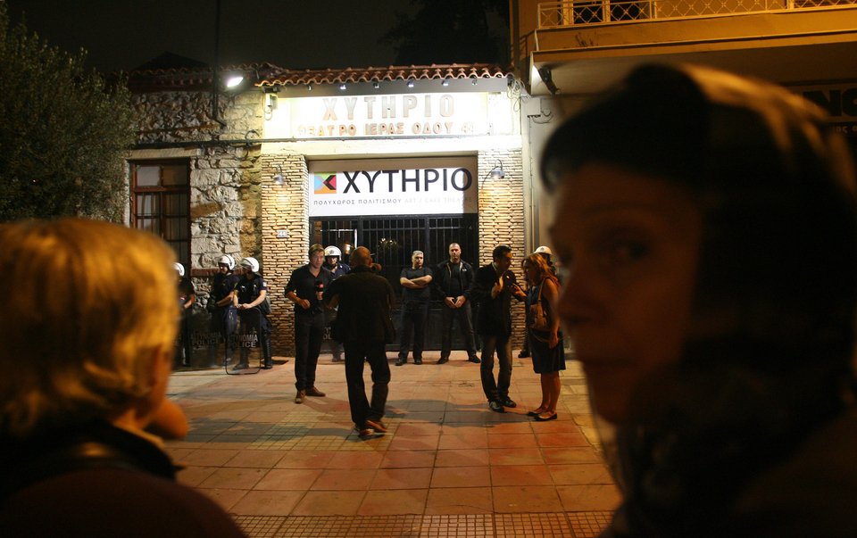 Μεσαίωνας- Χρυσαυγίτες βουλευτές και πιστοί εμπόδισαν παράσταση που θεώρησαν βλάσφημη [εικόνες&βίντεο] | iefimerida.gr 3