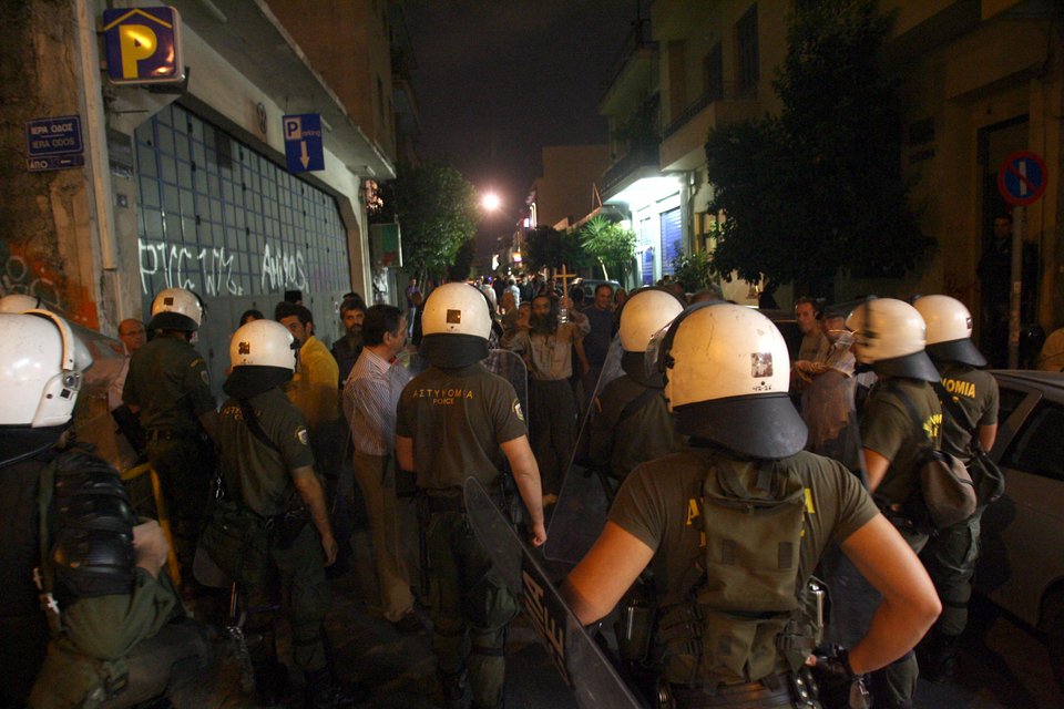 Μεσαίωνας- Χρυσαυγίτες βουλευτές και πιστοί εμπόδισαν παράσταση που θεώρησαν βλάσφημη [εικόνες&βίντεο] | iefimerida.gr 4