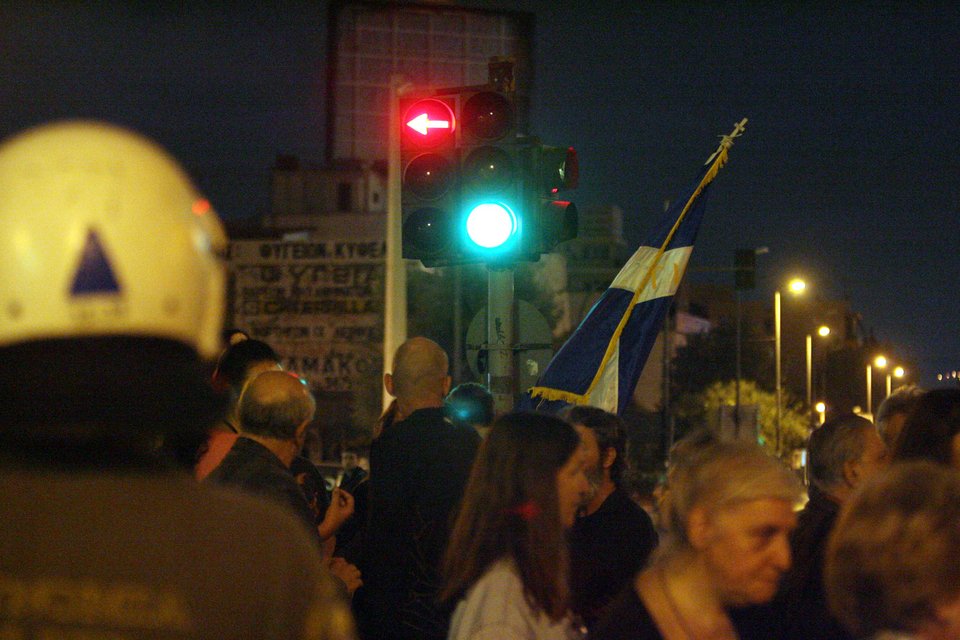 Μεσαίωνας- Χρυσαυγίτες βουλευτές και πιστοί εμπόδισαν παράσταση που θεώρησαν βλάσφημη [εικόνες&βίντεο] | iefimerida.gr 0