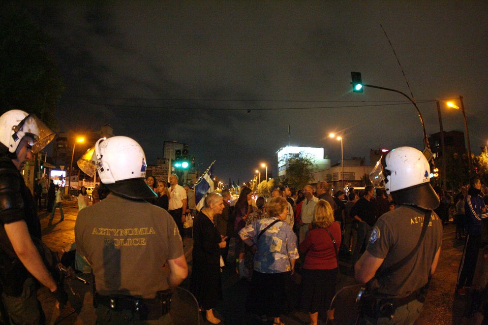 Μεσαίωνας- Χρυσαυγίτες βουλευτές και πιστοί εμπόδισαν παράσταση που θεώρησαν βλάσφημη [εικόνες&βίντεο] | iefimerida.gr 5