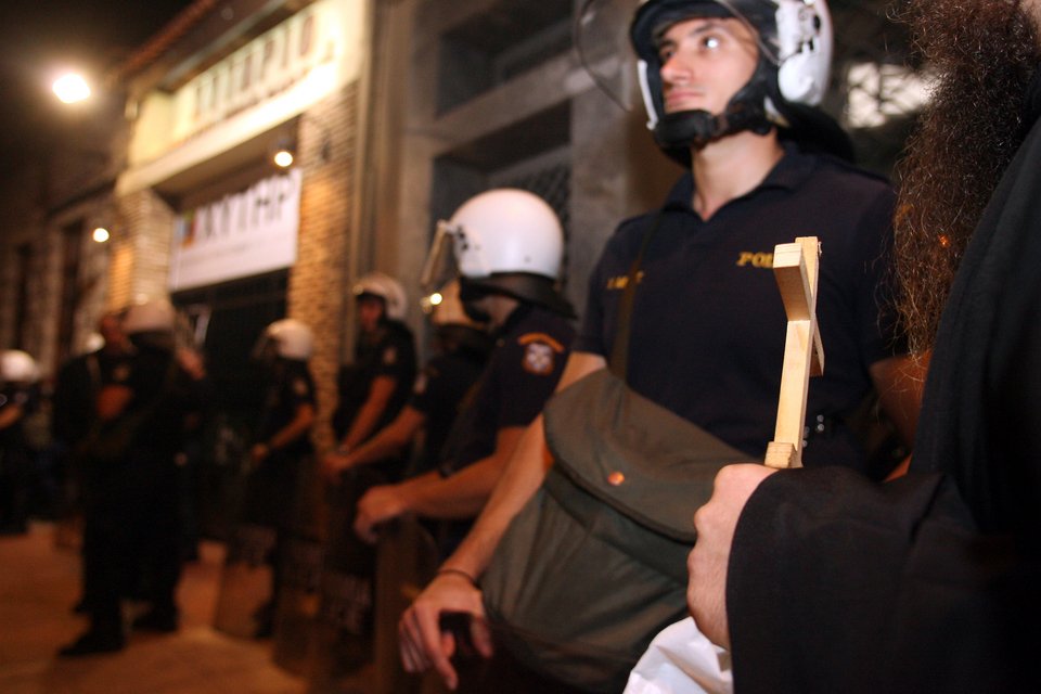 Μεσαίωνας- Χρυσαυγίτες βουλευτές και πιστοί εμπόδισαν παράσταση που θεώρησαν βλάσφημη [εικόνες&βίντεο] | iefimerida.gr 2