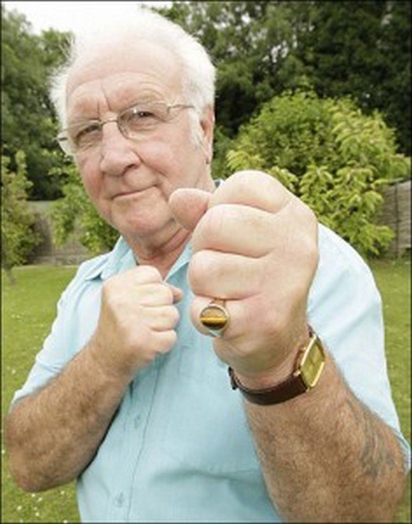 Επίδοξος διαρρήκτης πήγε να κλέψει συνταξιούχο πυγμάχο και «έφαγε της χρονιάς του» [εικόνες] | iefimerida.gr 1