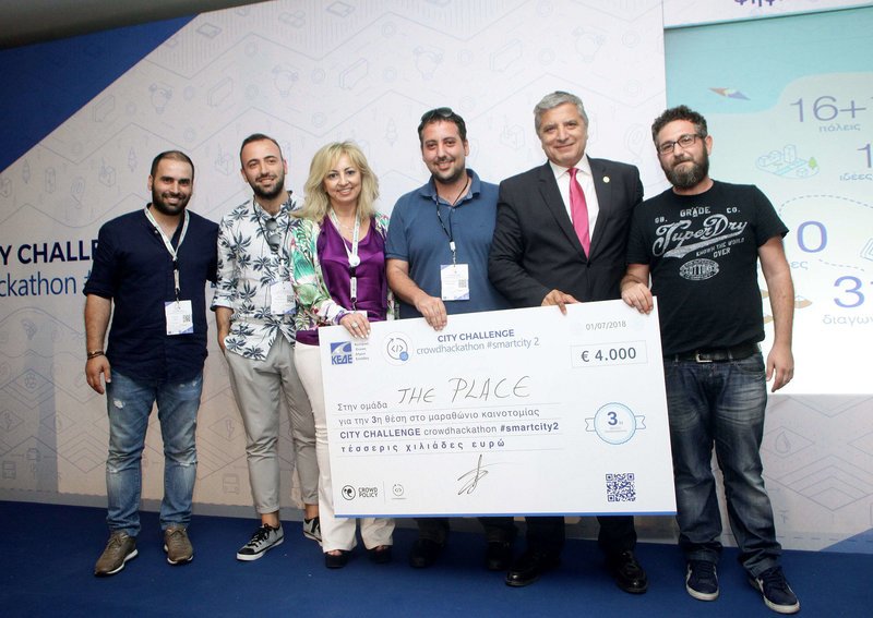 H ομάδα «The Place» που κέρδισε το 3ο βραβείο με τους κ.κ. Νέλλη Λαμπροπούλου-Τζάκου Γενική Διευθύντρια Λιανικής Τραπεζικής της Εθνικής Τράπεζας και Γιώργο Πατούλη Πρόεδρο της ΚΕΔΕ.