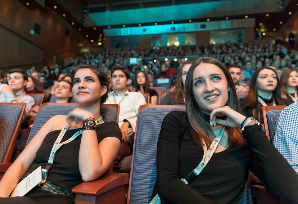 Πρόγραμμα Yποτροφιών COSMOTE: Δίπλα στους νέους που δίνουν μαθήματα ζωής | iefimerida.gr 1
