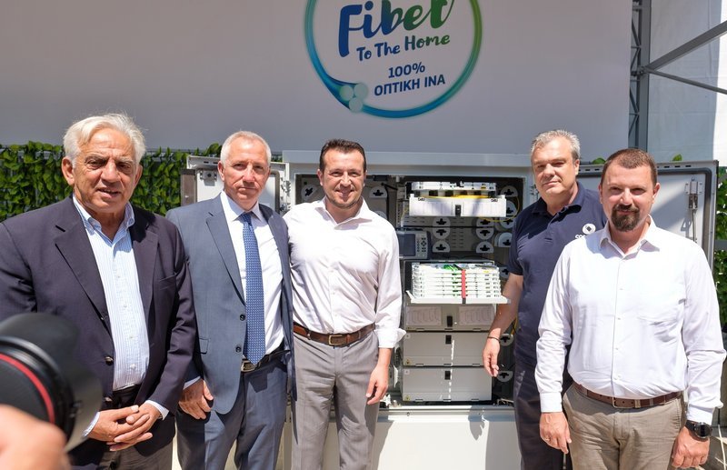 (από αριστερά προς τα δεξιά) Ο Δήμαρχος Π. Φαλήρου κ. Διονύσης Χατζηδάκης, ο Πρόεδρος &amp; Διευθύνων Σύμβουλος Ομίλου ΟΤΕ, κ. Μιχάλης Τσαμάζ, ο Υπουργός Ψηφιακής Πολιτικής, Τηλεπικοινωνιών και Ενημέρωσης, κ. Νίκος Παππάς, ο Chief Officer Τεχνολογίας και Λειτουργιών Ομίλου ΟΤΕ κ. Στέφανος Θεοχαρόπουλος και ο ΓΓ Τηλεπικοινωνιών και Ταχυδρομείων, κ. Βασίλης Μαγκλάρα μπροστά από την καμπίνα FTTH του Ομίλου ΟΤΕ