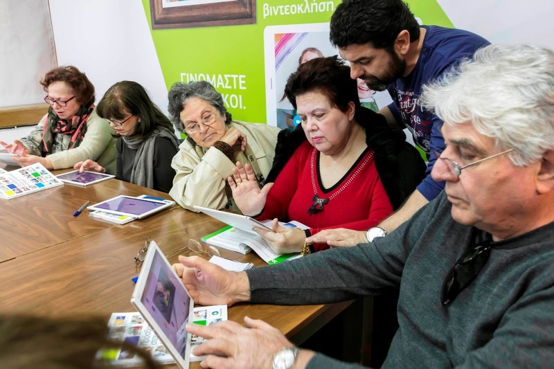 Cosmote: Ξεκινά ο νέος κύκλος μαθημάτων χρήσης της ψηφιακής τεχνολογίας για ανθρώπους μεγαλύτερης ηλικίας [εικόνες]  | iefimerida.gr 2