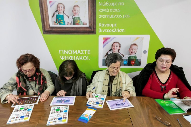 Cosmote: Ξεκινά ο νέος κύκλος μαθημάτων χρήσης της ψηφιακής τεχνολογίας για ανθρώπους μεγαλύτερης ηλικίας [εικόνες]  | iefimerida.gr 3