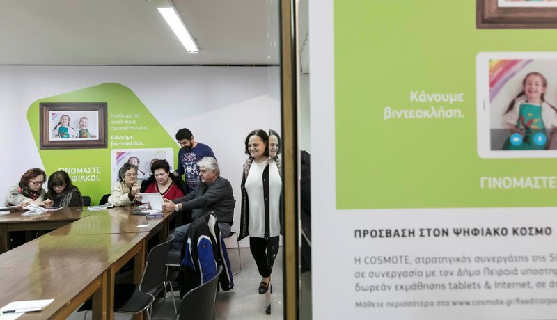 Cosmote: Ξεκινά ο νέος κύκλος μαθημάτων χρήσης της ψηφιακής τεχνολογίας για ανθρώπους μεγαλύτερης ηλικίας [εικόνες]  | iefimerida.gr 1