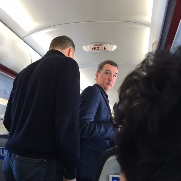 Η Ντέλια Βελκουλέσκου στο αεροπλάνο για Αθήνα -Δίπλα στο παράθυρο, διαβάζει επίμονα στο tablet της [εικόνες] | iefimerida.gr 2