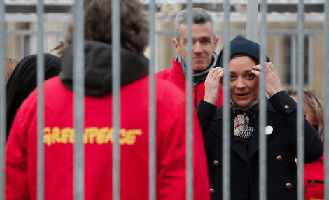 Πρωτότυπη διαμαρτυρία για τους φυλακισμένους από τον Πούτιν ακτιβιστές της Greenpeace -Κοτιγιάρ και Γαβράς μπήκαν σε κλουβί | iefimerida.gr 1