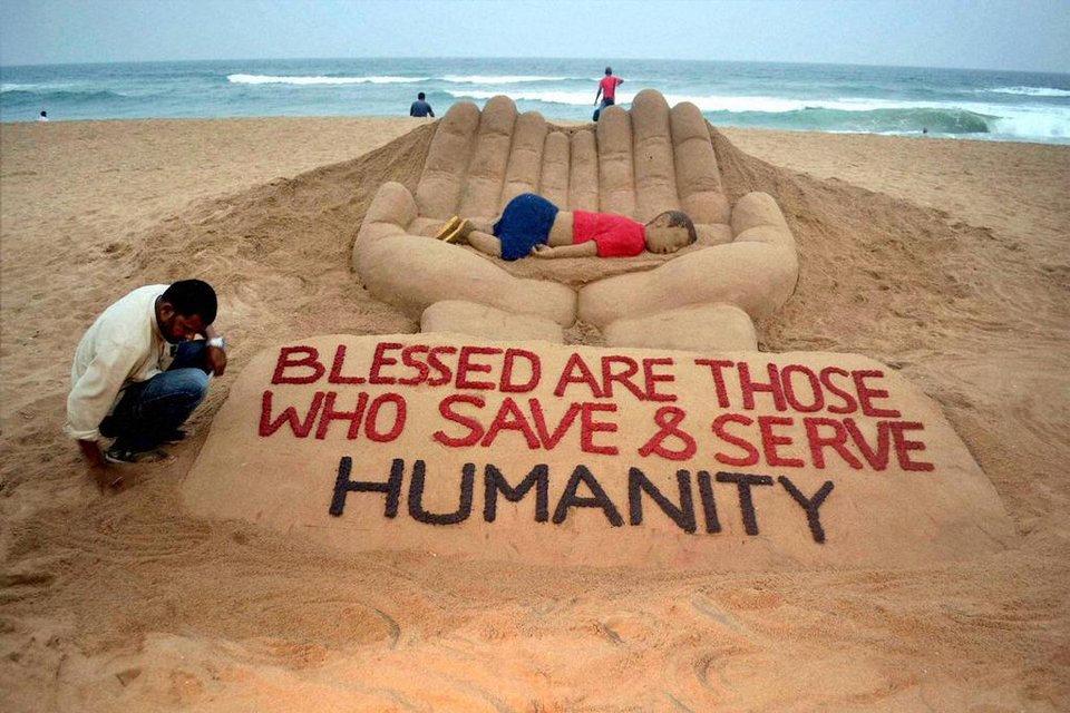 Παγκόσμια συγκίνηση: Γλυπτά στην άμμο στη μνήμη του μικρού Αϊλάν ραγίζουν καρδιές [εικόνες] | iefimerida.gr 0
