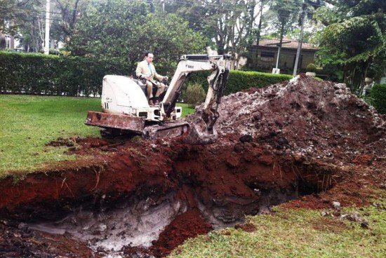 Βραζιλιάνος μεγιστάνας έσκαψε τεράστιο τάφο στο κτήμα του για να χωράνε αυτός και η Bentley του όταν πεθάνει [εικόνες+βίντεο] | iefimerida.gr 1