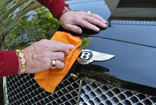 Βραζιλιάνος μεγιστάνας έσκαψε τεράστιο τάφο στο κτήμα του για να χωράνε αυτός και η Bentley του όταν πεθάνει [εικόνες+βίντεο] | iefimerida.gr 3