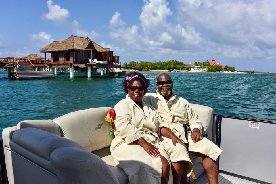 Φοιτητές έστειλαν τον καθαριστή του Πανεπιστημίου διακοπές στην Τζαμάικα -Εκλαψε από χαρά [εικόνες & βίντεο] | iefimerida.gr 1