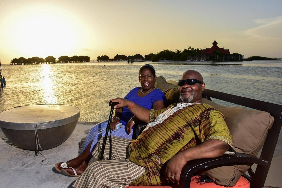 Φοιτητές έστειλαν τον καθαριστή του Πανεπιστημίου διακοπές στην Τζαμάικα -Εκλαψε από χαρά [εικόνες & βίντεο] | iefimerida.gr 0