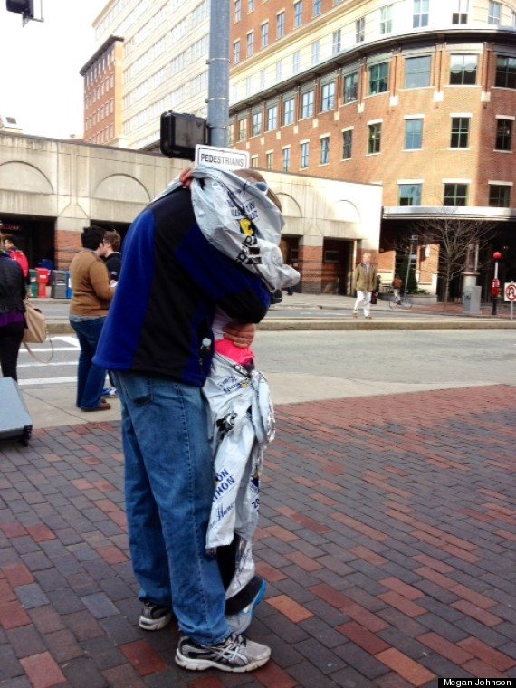 Βοστώνη: Ενα ζευγάρι ξανασμίγει μετά τις εκρήξεις, η φωτογραφία κάνει τον γύρο του κόσμου [εικόνα] | iefimerida.gr 0