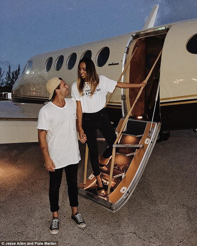 Αυτό το ζευγάρι παράτησε το μόντελινγκ για να γυρίσει τον κόσμο -Μοναδικά καρέ από Σαντορίνη και Μαλδίβες [εικόνες] | iefimerida.gr 7