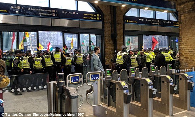  Χάος στην Βρετανία λόγω διαδηλώσεων από Κούρδους- Σταμάτησαν δρομολόγια τρένων σε Μάντσεστερ και Λονδίνο [εικόνες] | iefimerida.gr 0