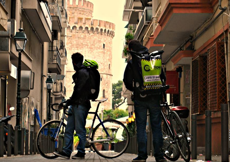 Δυο νέοι αψήφισαν την κρίση- Ιδρυσαν την πρώτη εταιρεία courier με ποδήλατα στη Θεσσαλονίκη [εικόνες&βίντεο] | iefimerida.gr 0