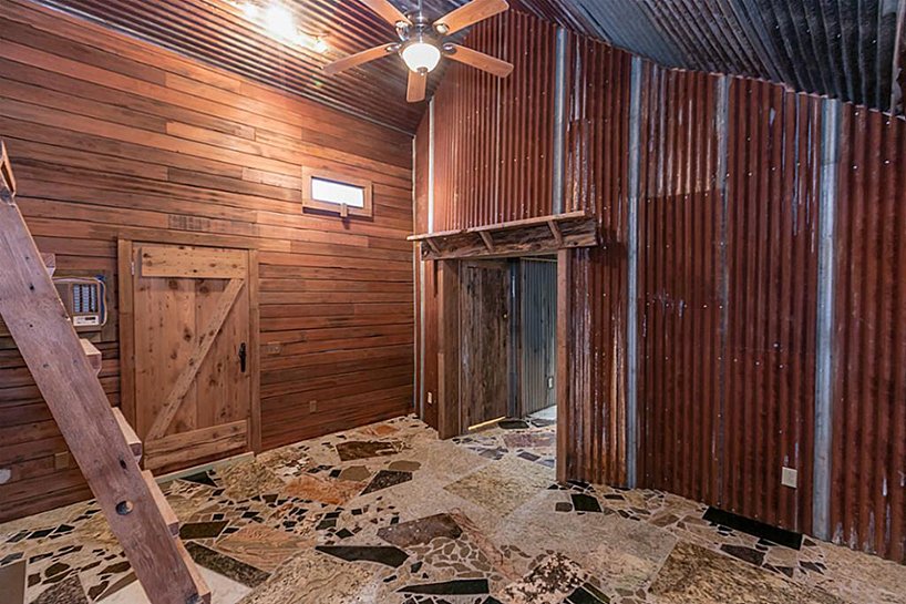 Σχεδίασε και ζει σε ξύλινο σπίτι-μπότα: Με δύο υπνοδωμάτια και οροφή [εικόνες]  | iefimerida.gr 2