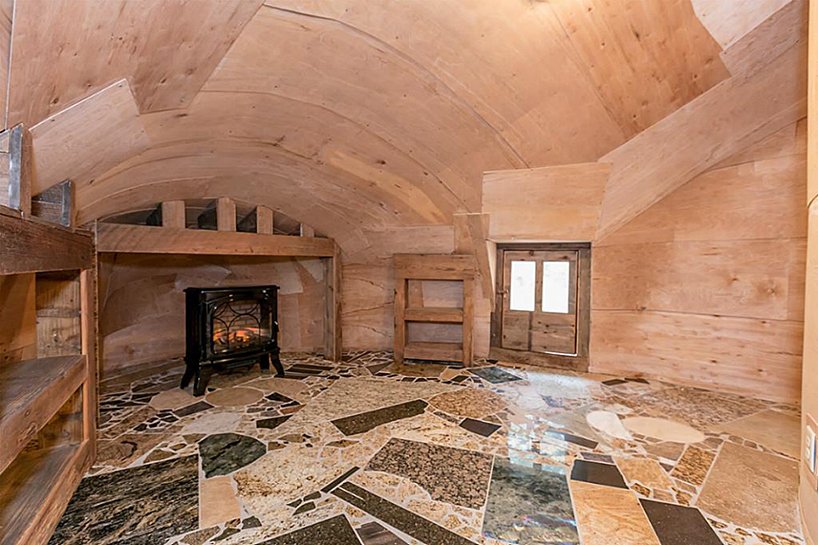 Σχεδίασε και ζει σε ξύλινο σπίτι-μπότα: Με δύο υπνοδωμάτια και οροφή [εικόνες]  | iefimerida.gr 1