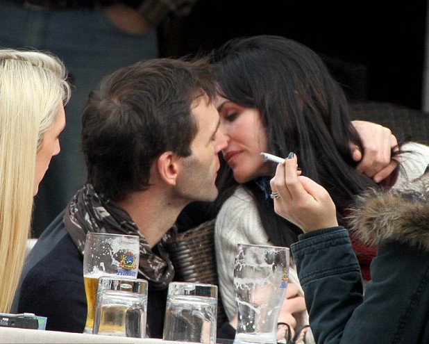 Ιέρεια των ...κούγκαρ η «Μόνικα» από τα Φιλαράκια -Φιλιέται δημοσίως με τον κατά 12 χρόνια νεότερό της σύντροφο [εικόνες] | iefimerida.gr 2