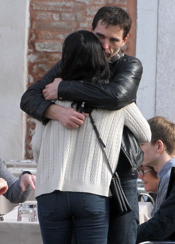 Ιέρεια των ...κούγκαρ η «Μόνικα» από τα Φιλαράκια -Φιλιέται δημοσίως με τον κατά 12 χρόνια νεότερό της σύντροφο [εικόνες] | iefimerida.gr 3