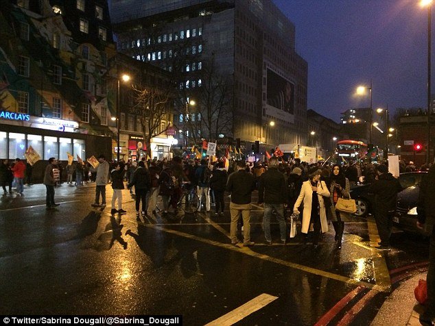  Χάος στην Βρετανία λόγω διαδηλώσεων από Κούρδους- Σταμάτησαν δρομολόγια τρένων σε Μάντσεστερ και Λονδίνο [εικόνες] | iefimerida.gr 5