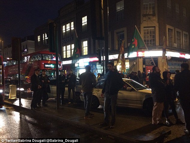  Χάος στην Βρετανία λόγω διαδηλώσεων από Κούρδους- Σταμάτησαν δρομολόγια τρένων σε Μάντσεστερ και Λονδίνο [εικόνες] | iefimerida.gr 4