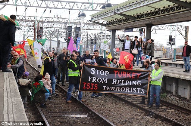  Χάος στην Βρετανία λόγω διαδηλώσεων από Κούρδους- Σταμάτησαν δρομολόγια τρένων σε Μάντσεστερ και Λονδίνο [εικόνες] | iefimerida.gr 3