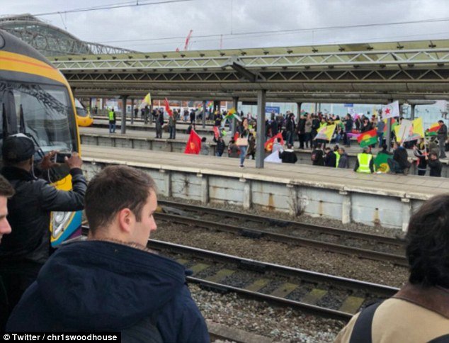  Χάος στην Βρετανία λόγω διαδηλώσεων από Κούρδους- Σταμάτησαν δρομολόγια τρένων σε Μάντσεστερ και Λονδίνο [εικόνες] | iefimerida.gr 2