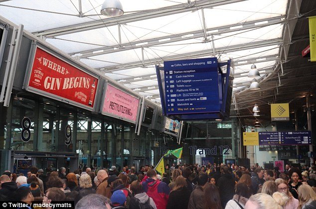  Χάος στην Βρετανία λόγω διαδηλώσεων από Κούρδους- Σταμάτησαν δρομολόγια τρένων σε Μάντσεστερ και Λονδίνο [εικόνες] | iefimerida.gr 1