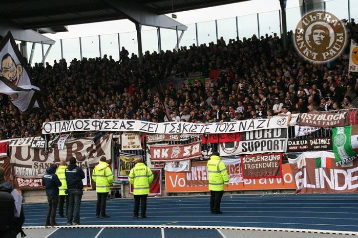 O Παύλος Φύσσας έγινε πανό σε γερμανικό γήπεδο - «Τσακίστε τους ναζί» [εικόνες] | iefimerida.gr 1