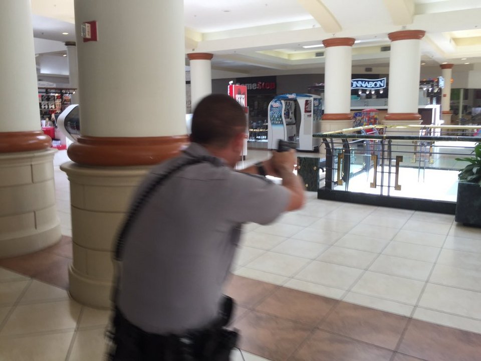 Πυροβολισμοί σε εμπορικό κέντρο στη Βόρεια Καρολίνα [εικόνες & βίντεο] | iefimerida.gr 1