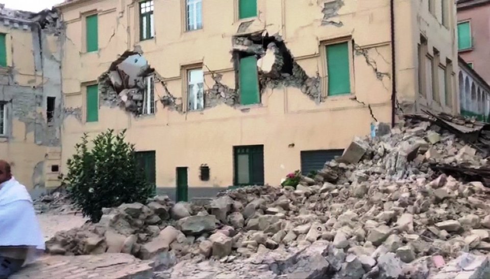 Εικόνες καταστροφής μετά το χτύπημα του Εγκέλαδου στην Ιταλία -Χωριά «εξαφανίστηκαν» [εικόνες] | iefimerida.gr 16