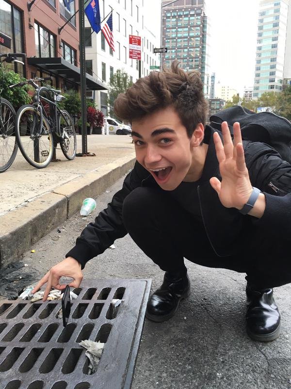 Η πιο αλλοπρόσαλλη και αγχωτική μόδα: Θα διαλύσουν ή όχι τα κινητά τους; [εικόνες & βίντεο] | iefimerida.gr 2