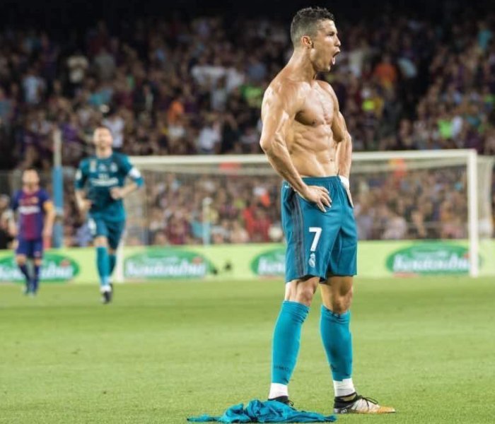 Σκόραρε και γδύθηκε ο Ρονάλντο στην Βαρκελώνη - Νέο σόου από τον Πορτογάλο [εικόνες & βίντεο] | iefimerida.gr 0