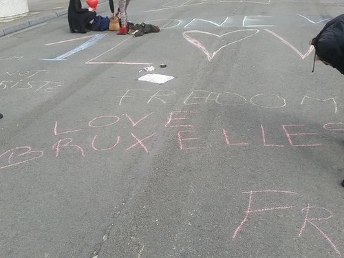 Βρυξέλλες: Ανθρωποι κατεβαίνουν στο δρόμο και γράφουν με κιμωλία -«Μαζί ενάντια στο μίσος» [εικόνες] | iefimerida.gr 0