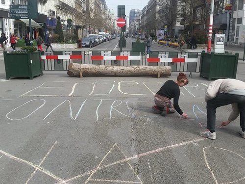 Βρυξέλλες: Ανθρωποι κατεβαίνουν στο δρόμο και γράφουν με κιμωλία -«Μαζί ενάντια στο μίσος» [εικόνες] | iefimerida.gr 1