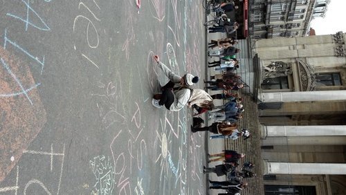 Βρυξέλλες: Ανθρωποι κατεβαίνουν στο δρόμο και γράφουν με κιμωλία -«Μαζί ενάντια στο μίσος» [εικόνες] | iefimerida.gr 3