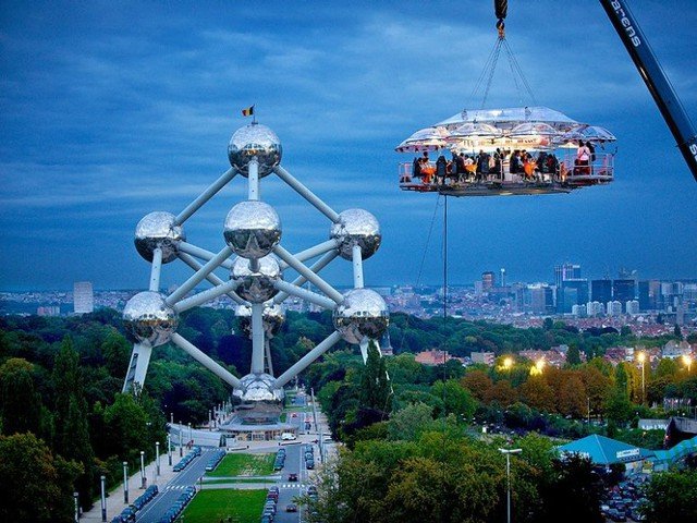 Εστιατόρια στα πιο απίθανα μέρη -Γεύμα στο βυθό, σε σπηλιά, σε γκρεμό ή στον αέρα [εικόνες] | iefimerida.gr 8