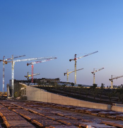 Δέκα γιγαντιαίοι γερανοί στο Φάληρο χόρεψαν φωτισμένοι το βράδυ της Τετάρτης. Αλήθεια! [εικόνες & βίντεο] | iefimerida.gr 4