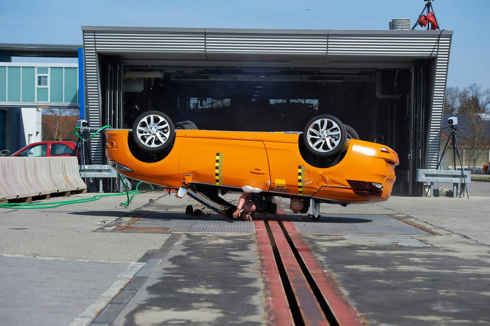 Δοκιμή ανατροπής για τέσσερα κάμπριο με το VW Golf να απογοητεύει | iefimerida.gr 0